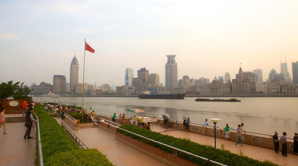 Promenade en park van Pudong inclusief een rivier of beek en een stad