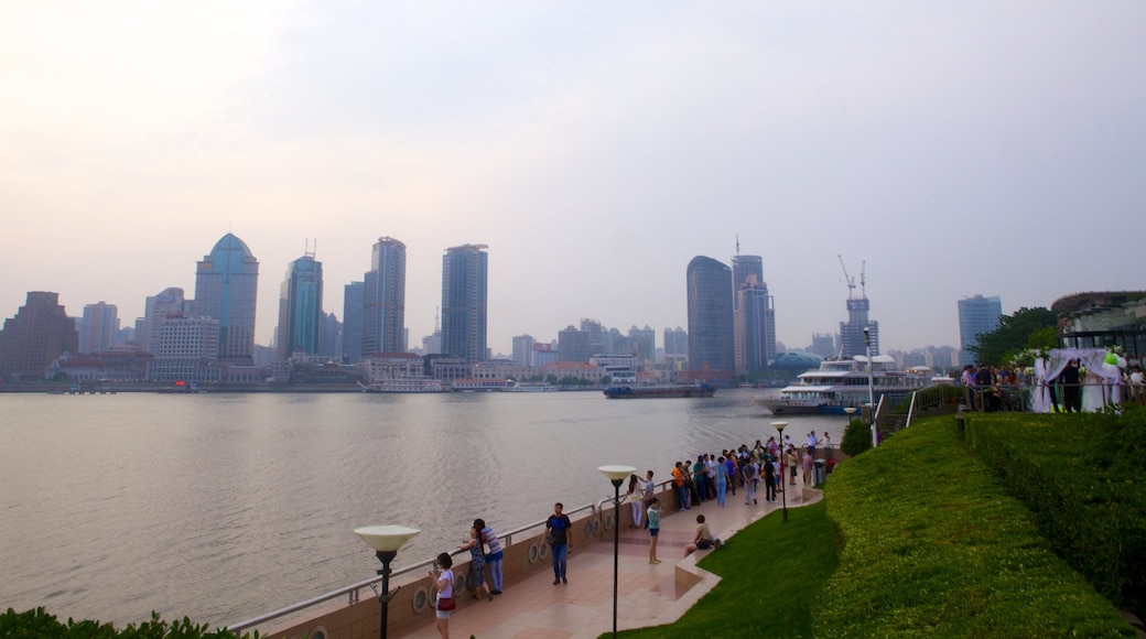 Pudong – Uferpromenade und Park das einen Fluss oder Bach, Wolkenkratzer und Ansichten