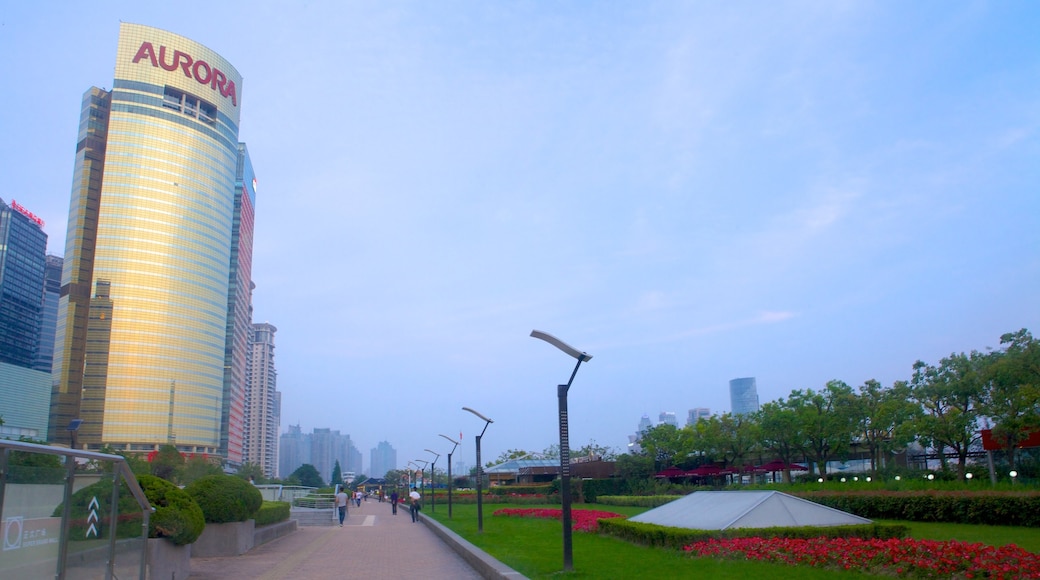 Pudong-parken och promenaden som inkluderar en stad, modern arkitektur och ett höghus