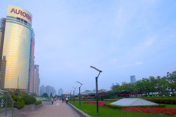Promenade et parc de Pudong en bordure de fleuve mettant en vedette building, architecture moderne et jardin