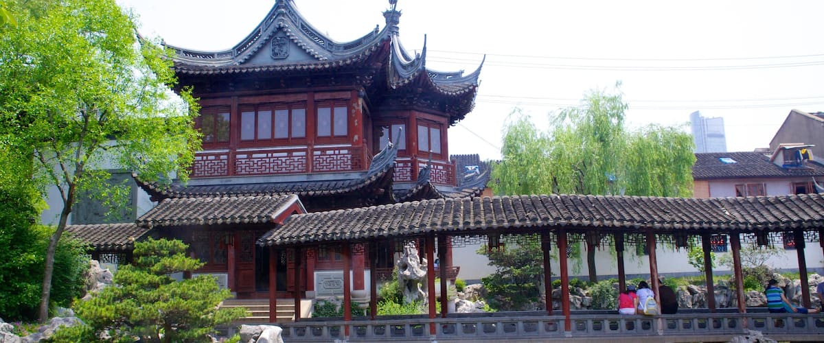 Jardín Yu Yuan ofreciendo un estanque, un jardín y patrimonio de arquitectura