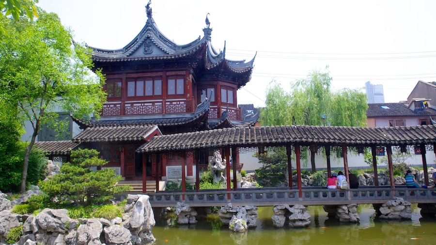 Jardín Yu Yuan que incluye un estanque, arquitectura patrimonial y un parque