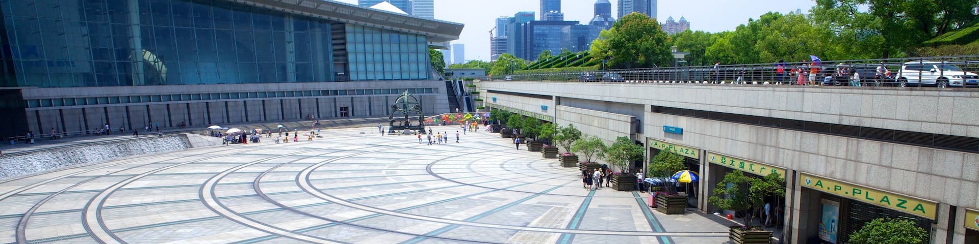 Museo de Ciencia y Tecnología de Shanghái que incluye arquitectura moderna, un parque o plaza y una ciudad