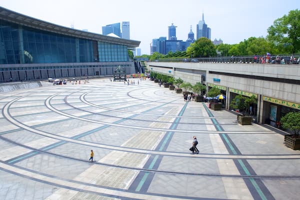 Musée des Sciences et de la Technologie de Shanghai qui includes ville, square ou place et architecture moderne