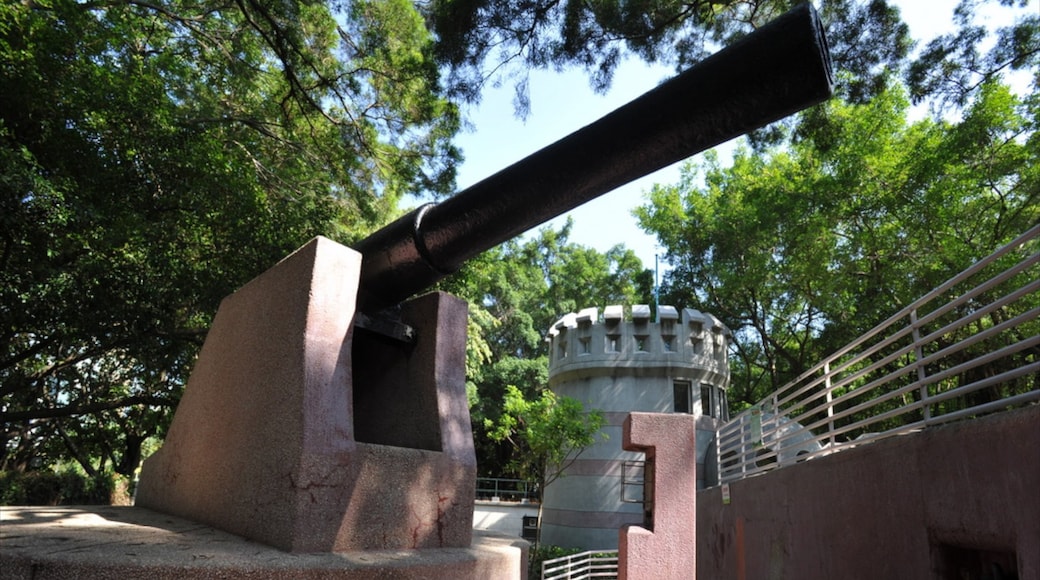 Kowloon Park showing a monument, a garden and military items