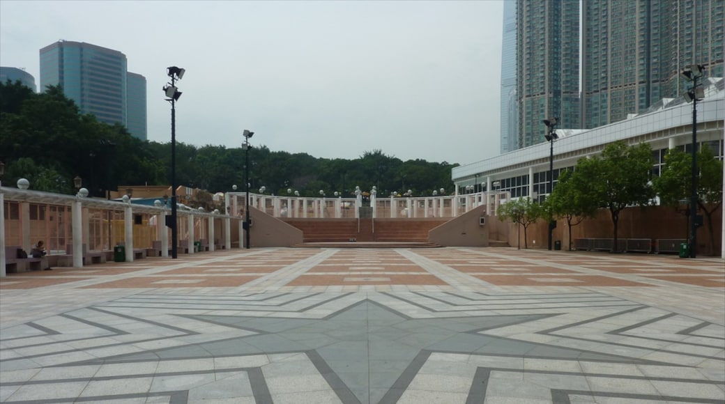 Kowloon Park showing a city and a square or plaza