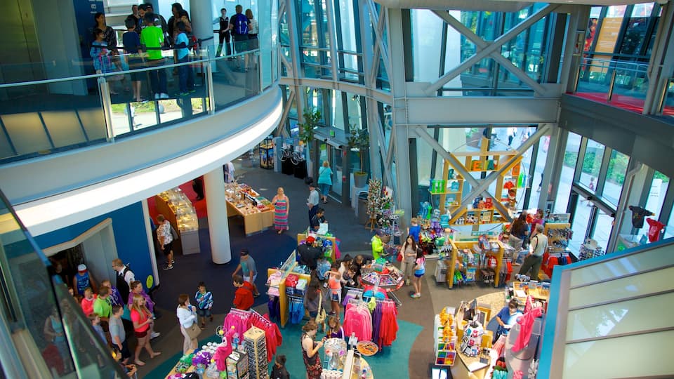 Space Needle caracterizando vistas internas assim como um grande grupo de pessoas