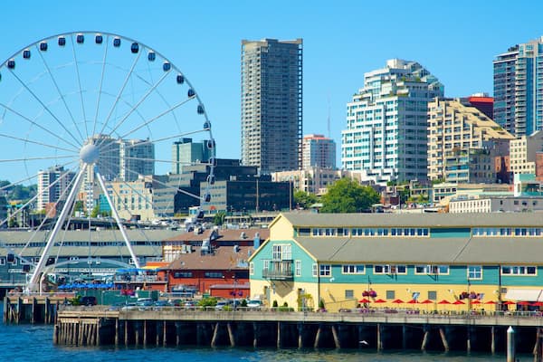 Seattle Great Wheel que incluye arquitectura moderna, una bahía o puerto y paseos