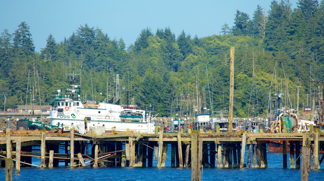 Neah Bay che include porto turistico, baia e porto e giro in barca