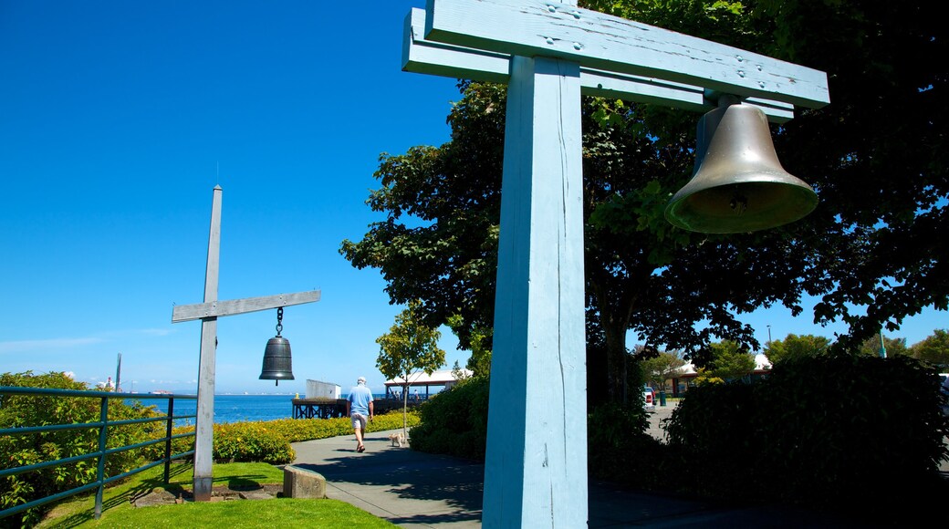 Port Angeles que incluye senderismo o caminatas y elementos patrimoniales y también un hombre