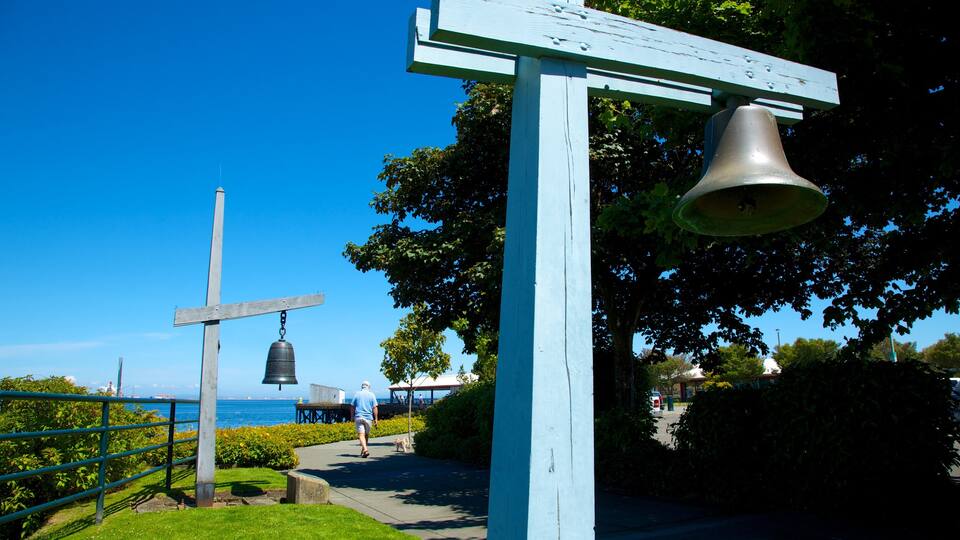 Port Angeles som omfatter vandring eller gåture og kulturarvsgenstande såvel som en mand