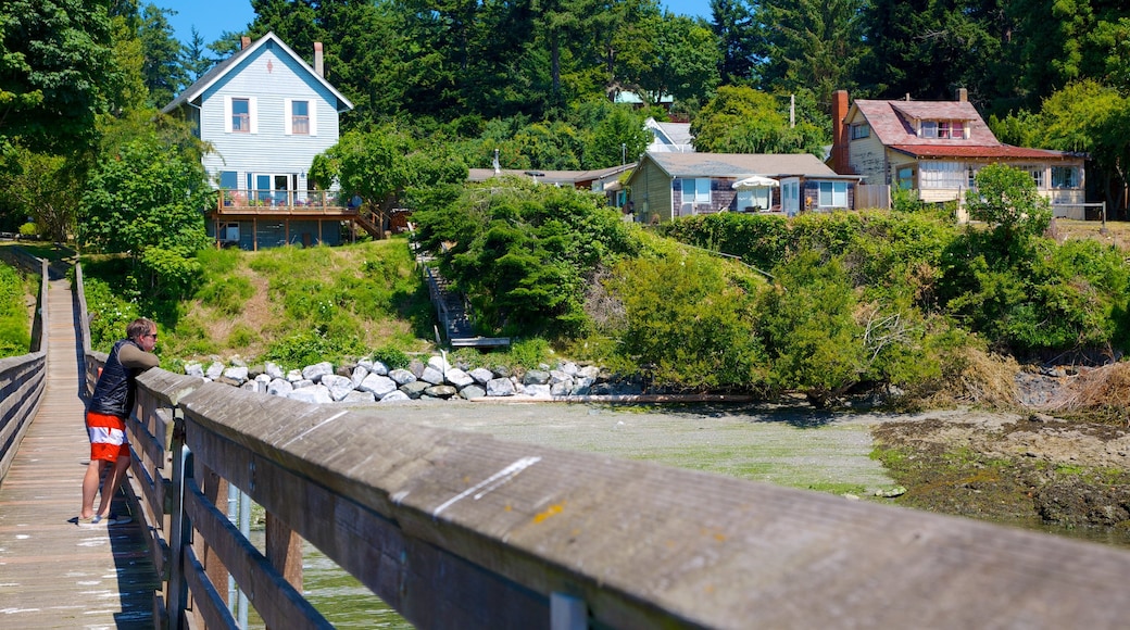 Orcas Island inclusief een huis en een brug en ook een man