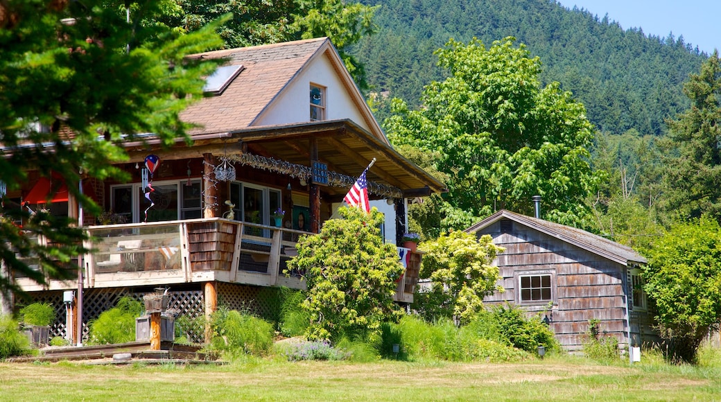 San Juan Islands bevat een huis en een klein stadje of dorpje