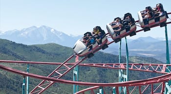 Glenwood Springs som inkluderar landskap och åkattraktioner såväl som en liten grupp av människor