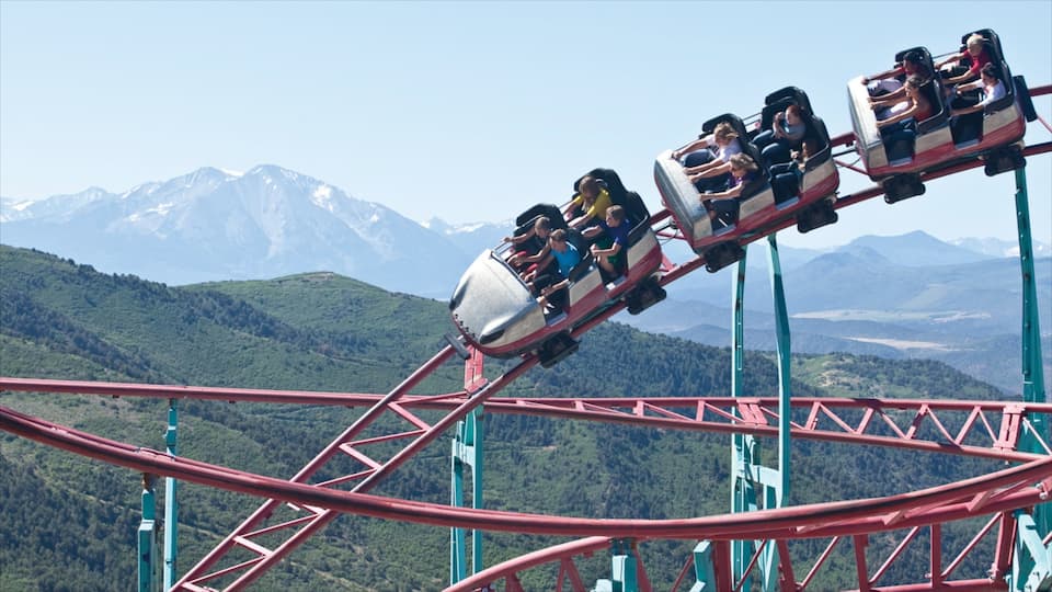 Glenwood Springs ofreciendo atracciones y vistas panorámicas y también un grupo pequeño de personas