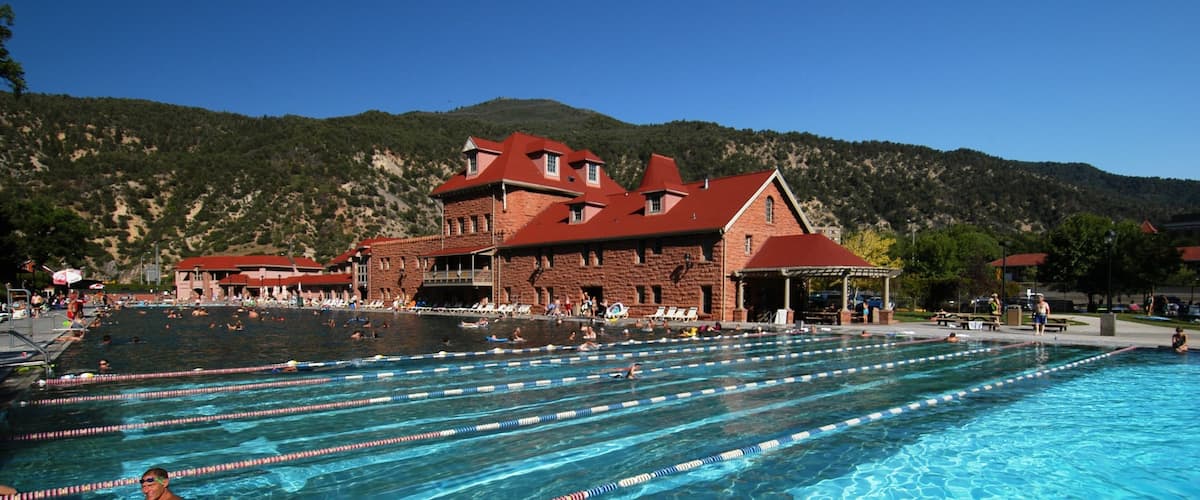 Glenwood Springs que incluye natación y un hotel o resort de lujo