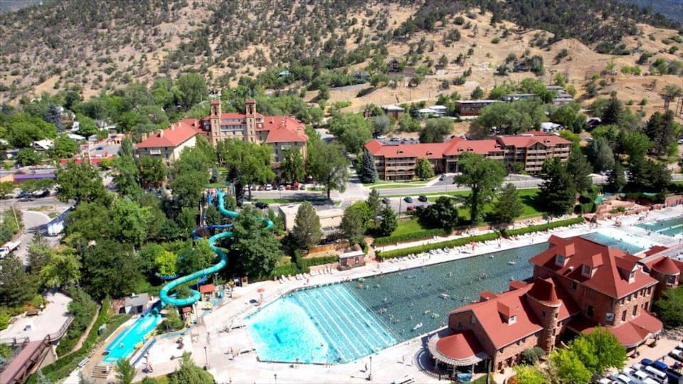 Glenwood Springs featuring a waterpark, rides and a luxury hotel or resort