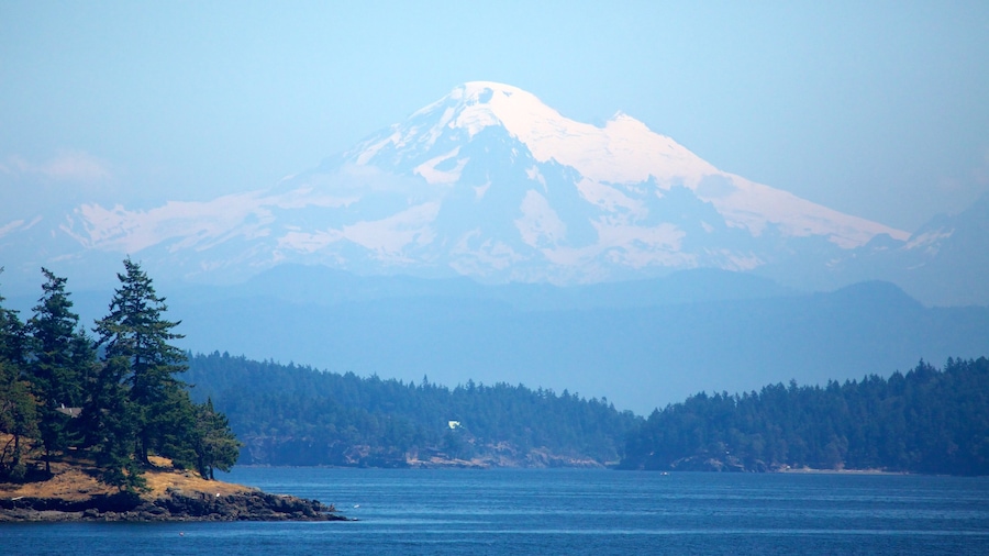 San Juan Islands som omfatter bjerge, en sø eller et vandhul og fredfyldte omgivelser
