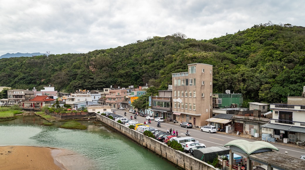 Jianshan Shitoushan Park which includes a small town or village and a bay or harbor