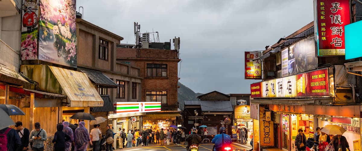 Jiufen which includes night scenes, a small town or village and street scenes
