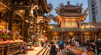 Lungshan Temple which includes a temple or place of worship, street scenes and heritage architecture