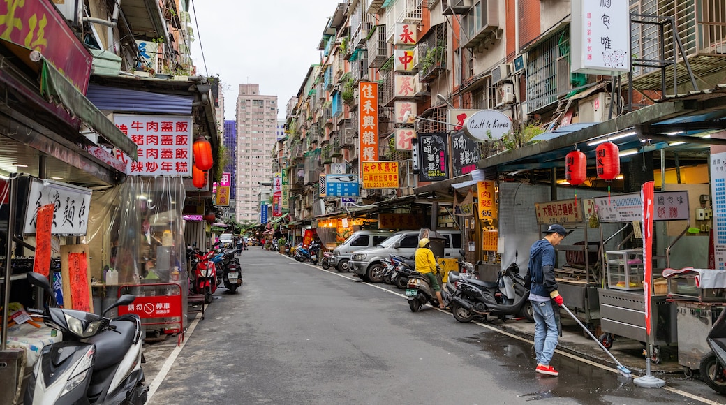 Banqiao which includes street scenes