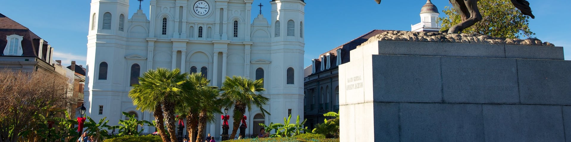 New Orleans showing heritage architecture and a statue or sculpture