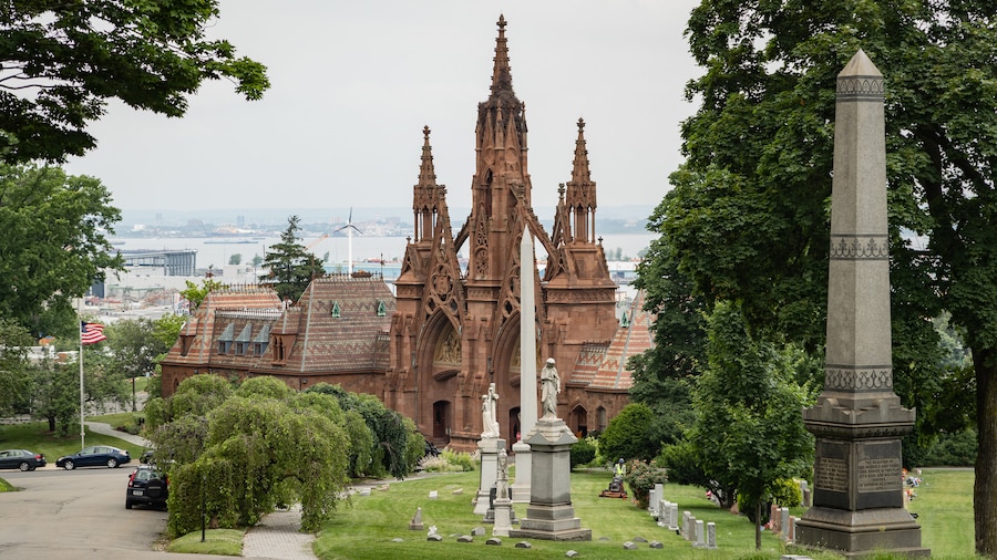 Green-Wood Cemetery showing a church or cathedral, heritage architecture and a cemetery