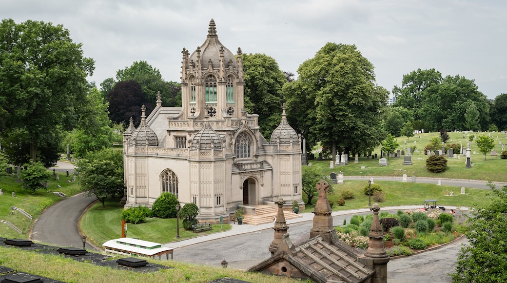 Green-Wood Cemetery showing heritage architecture, a cemetery and a church or cathedral