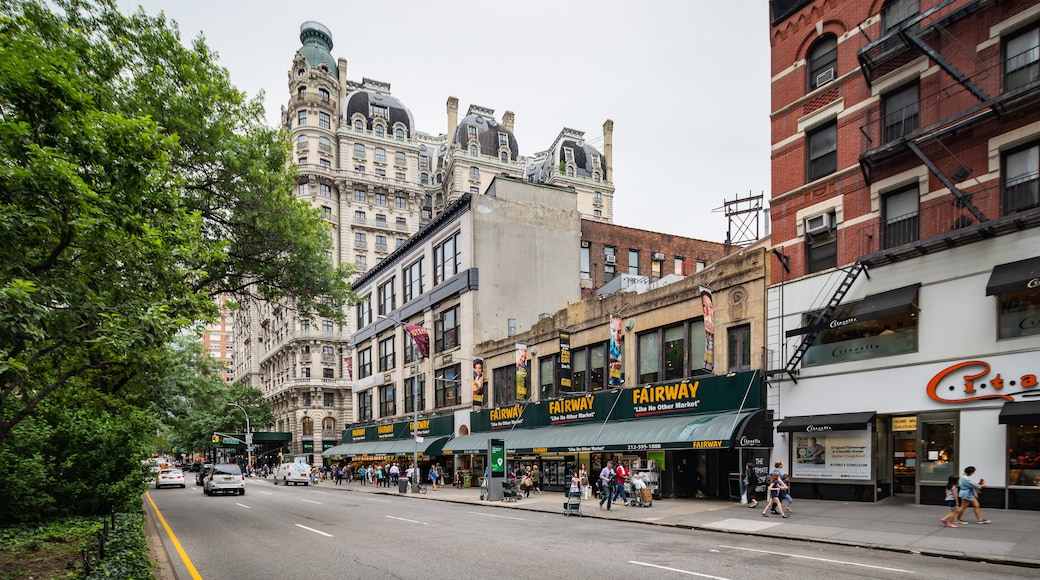 Upper West Side showing street scenes and a city