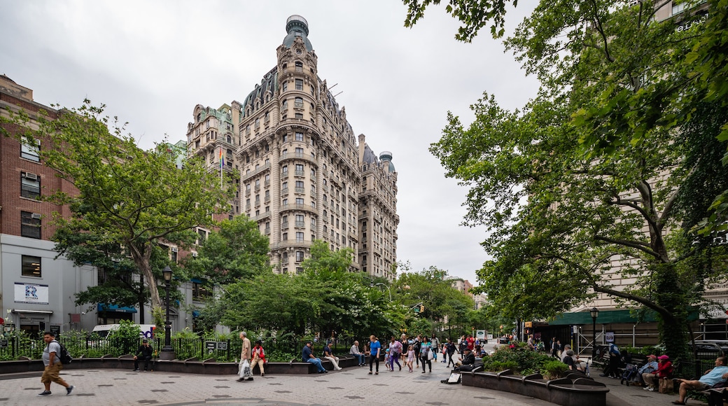 Upper West Side showing street scenes and a city