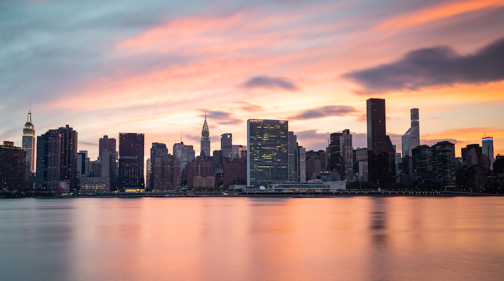 Gantry Plaza State Park featuring a city, a sunset and a bay or harbor