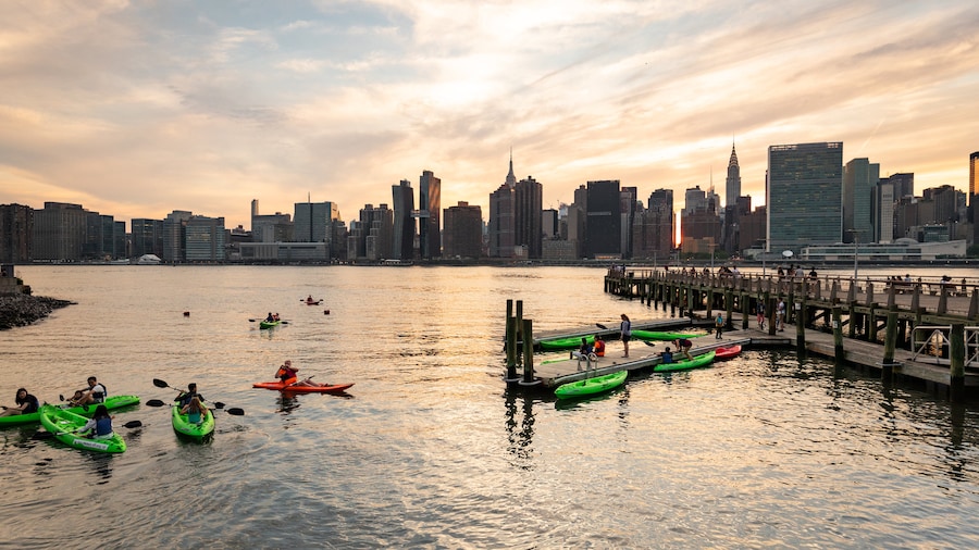 Gantry Plaza State Park showing a bay or harbor, a city and kayaking or canoeing