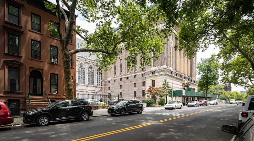 Brooklyn Masonic Temple showing a city