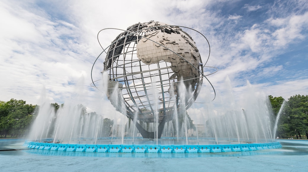 Unisphere featuring a fountain