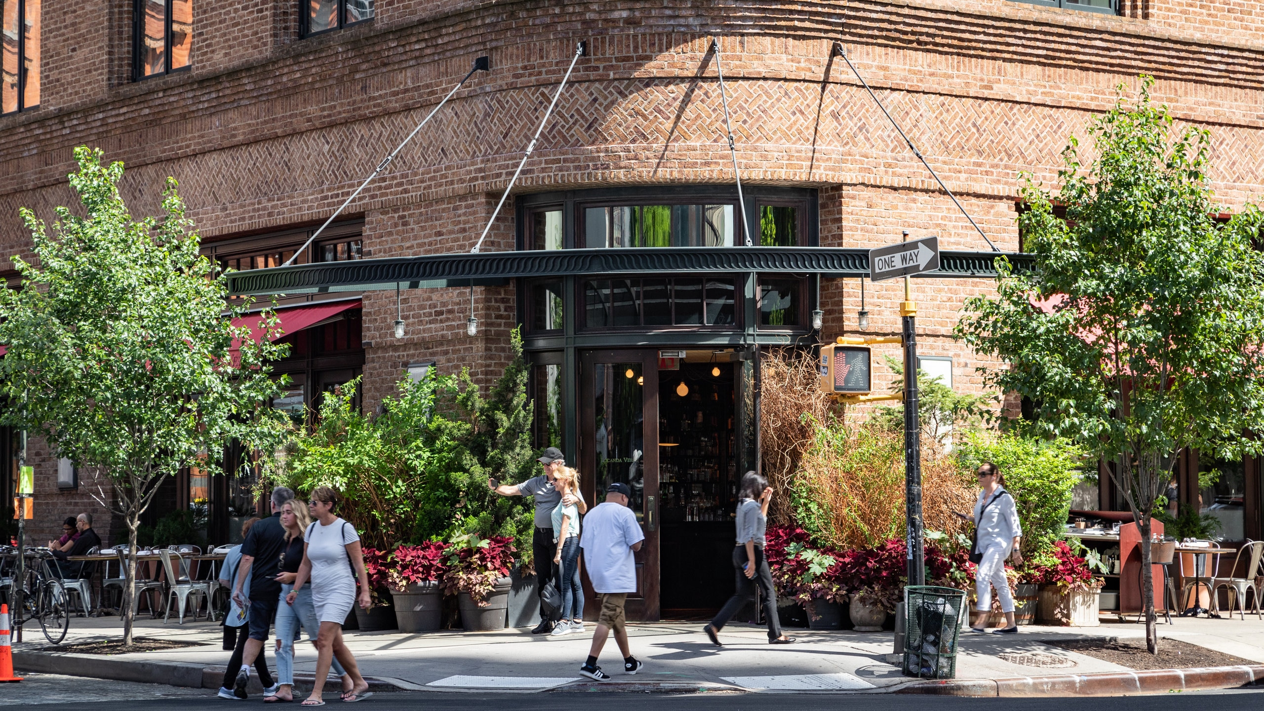 Tribeca featuring street scenes