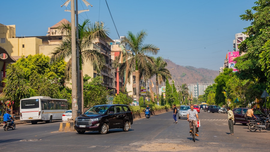Kharghar featuring street scenes