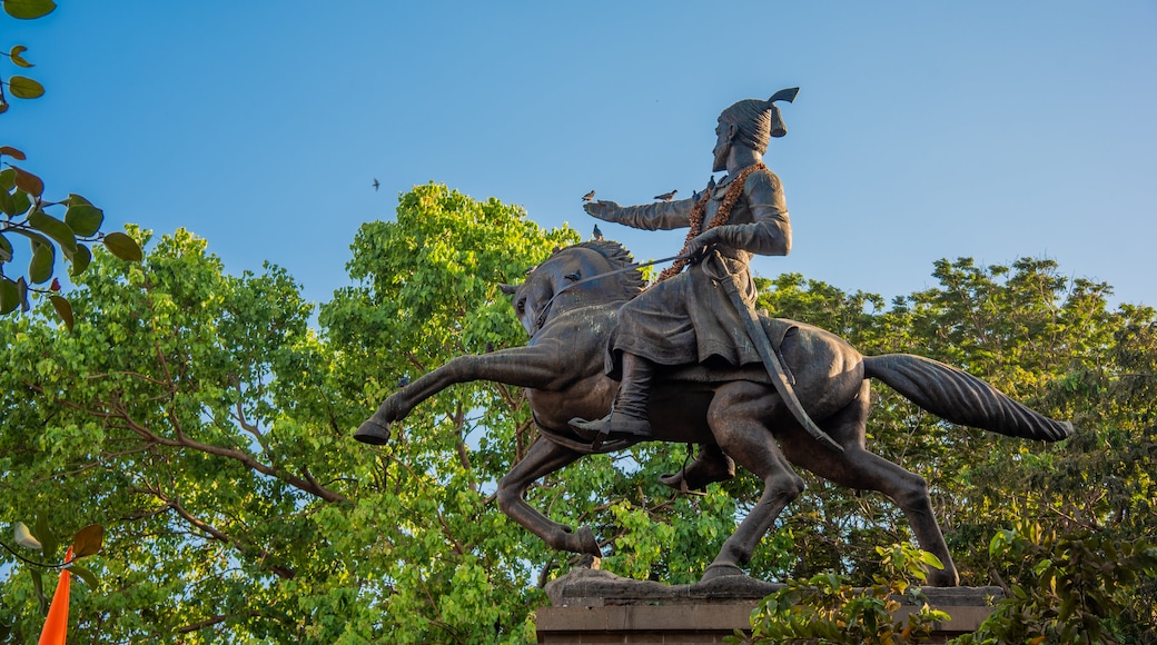 Shivaji Park showing a statue or sculpture