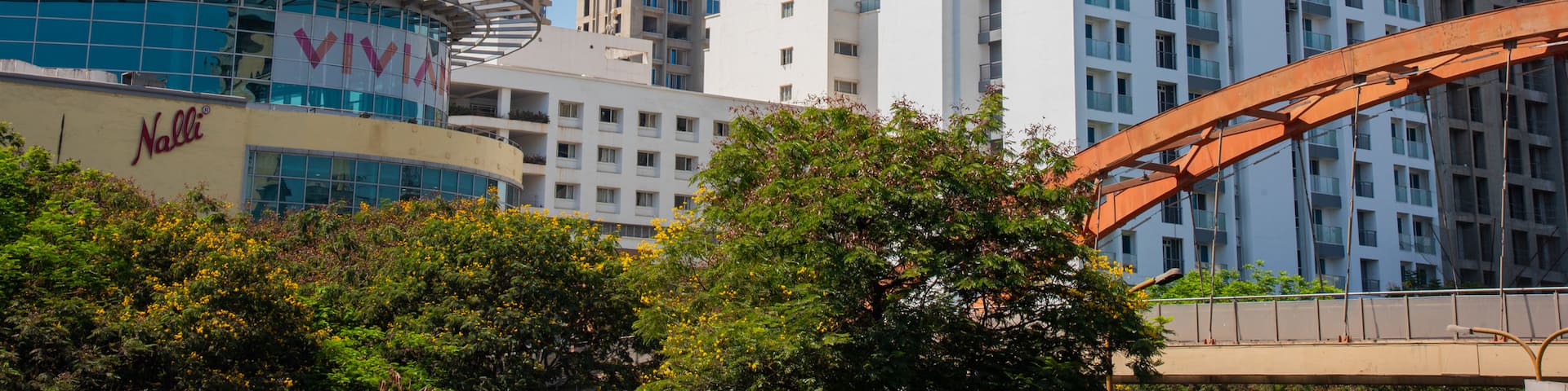 Jupiter Hospital showing a city