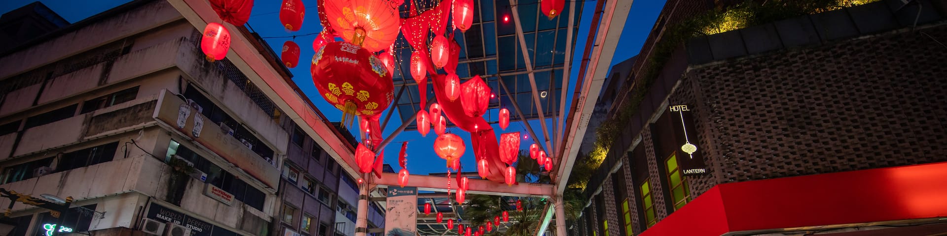 Petaling Street Market showing markets, night scenes and street scenes