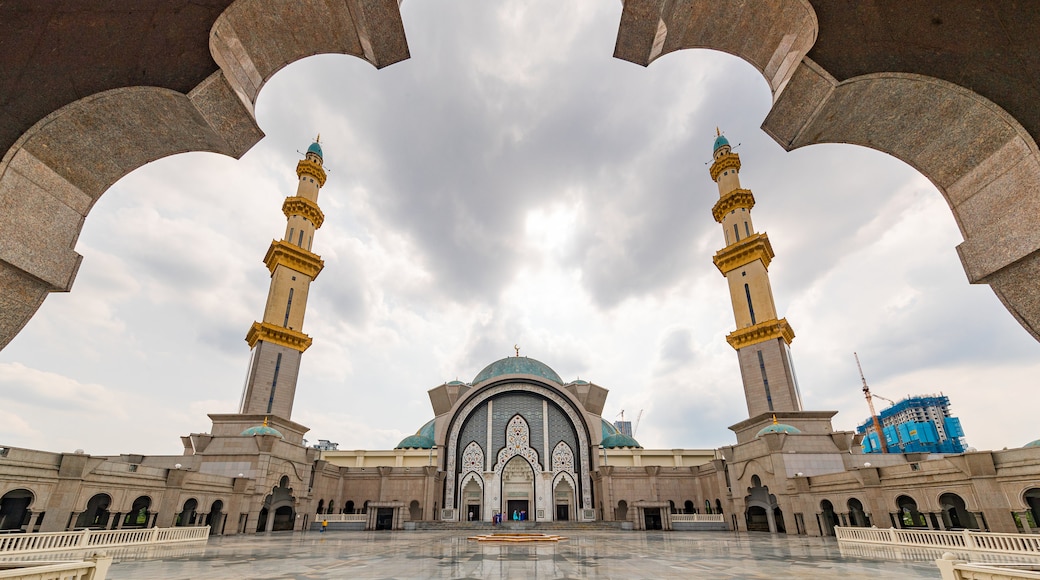 Federal Territory Mosque which includes a square or plaza, heritage architecture and a mosque