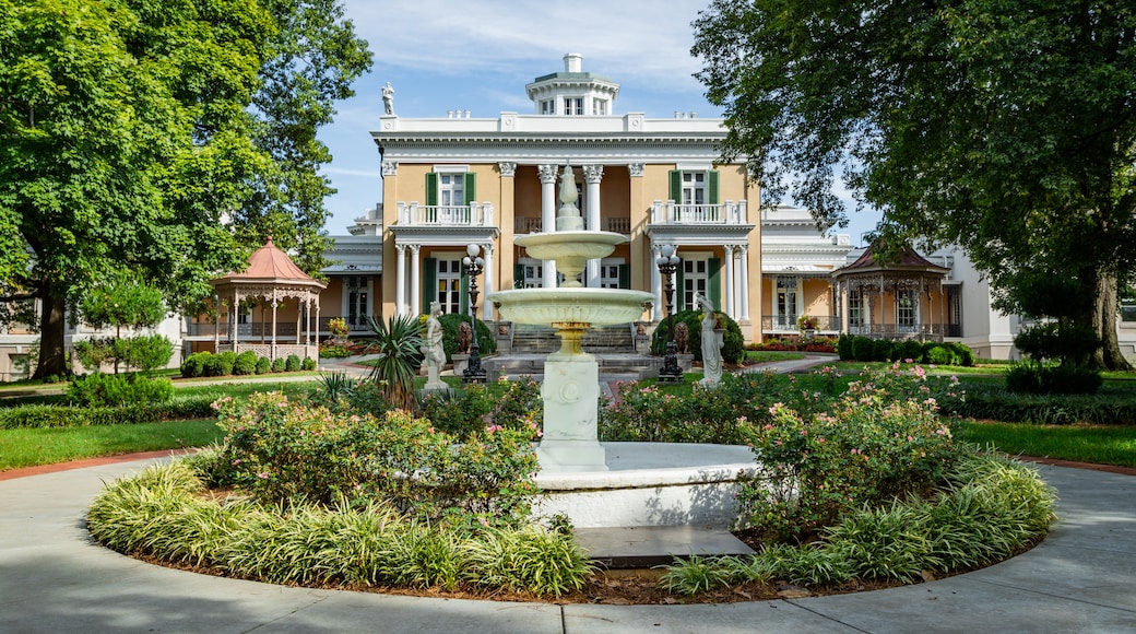 Belmont Mansion showing a fountain, heritage architecture and a park