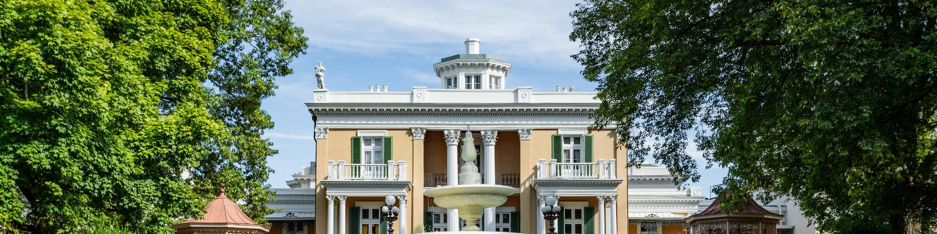 Belmont Mansion showing a fountain, heritage architecture and a park