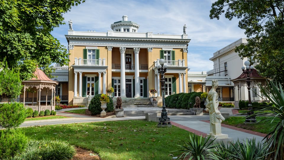 Belmont Mansion featuring a house and heritage elements