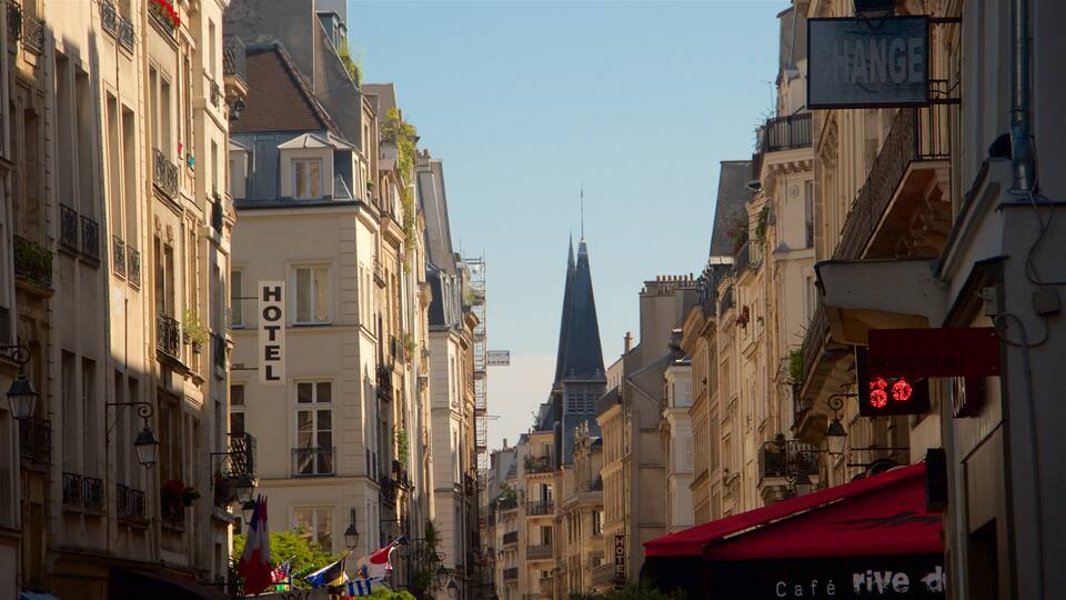 1st Arrondissement featuring a city