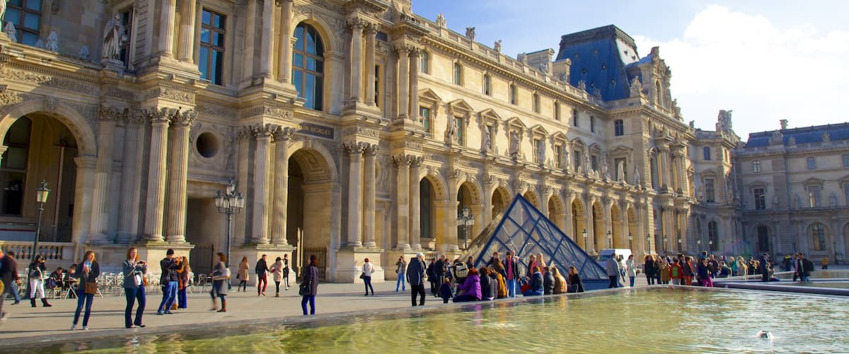 Paris City Centre which includes a fountain, street scenes and heritage architecture