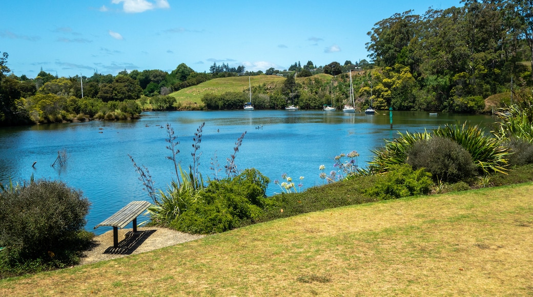 Kerikeri showing a park and a lake or waterhole