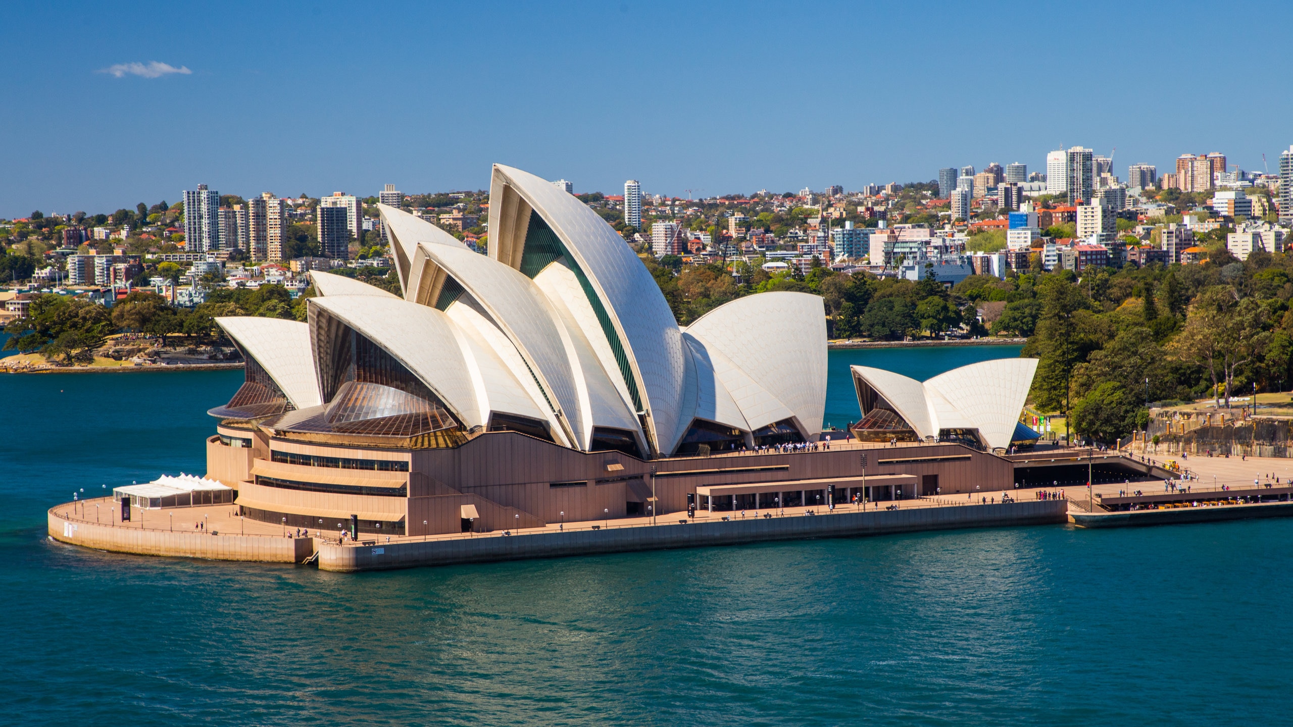 Sydney Opera House showing a bay or harbor, modern architecture and a monument