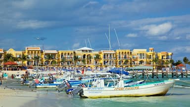 Playa del Carmen showing a bay or harbor