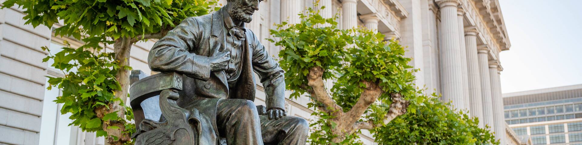 Tenderloin showing a statue or sculpture